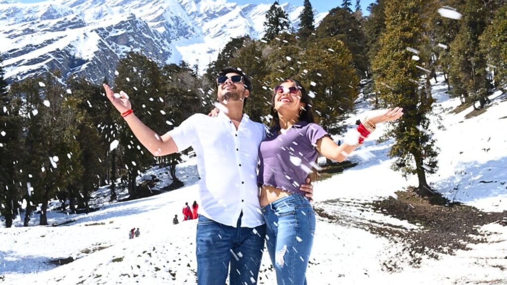Couple enjoying snowfall in Manali, Himachal honeymoon trip
