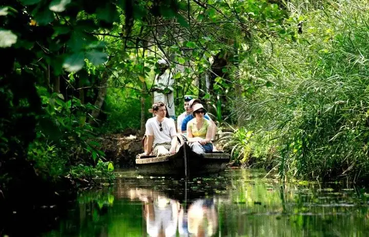 alleppey narrow canal cruise.jpg